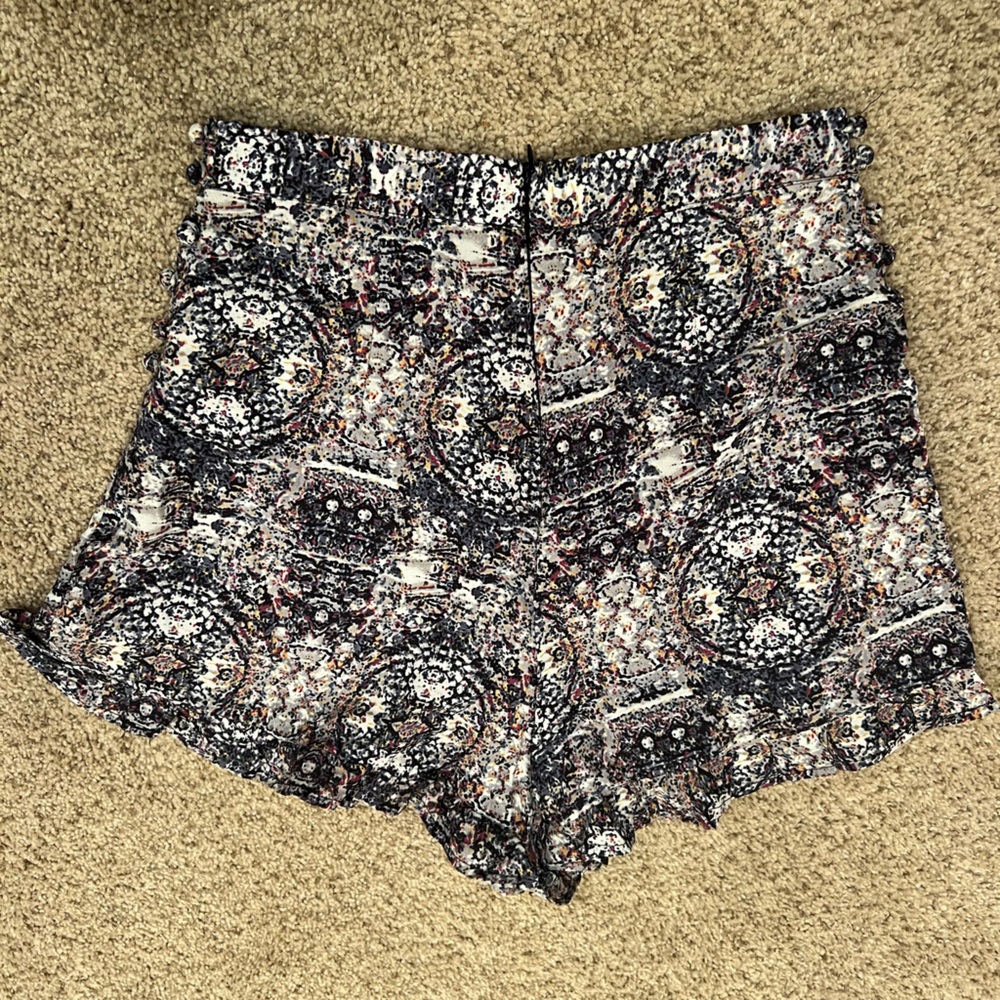 Mika & Gala high waisted shorts - Picture 2 of 3